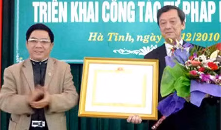 Thừa uỷ quyền của Chủ tịch nước, Phó Chủ tịch HĐND tỉnh Thiều Đình Duy trao Huân chương Lao động cho Giám đốc Sở Tư pháp Phan Duy Phong