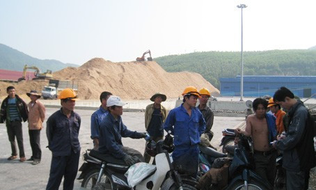 Tàu và công nhân chờ phương tiện vận chuyển để bốc hàng