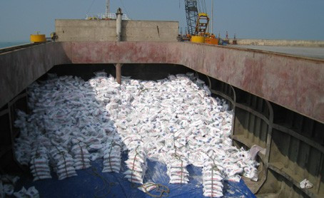 Tàu và công nhân chờ phương tiện vận chuyển để bốc hàng