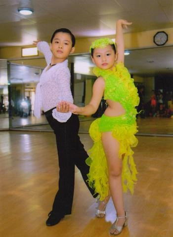 Năm 2007, Huyền dành huy chương bạc khiêu vũ quốc tế tại Malaysia dành cho lứa tuổi thiếu nhi. Năm 2007, Huyền dành huy chương bạc khiêu vũ quốc tế tại Malaysia dành cho lứa tuổi thiếu nhi.