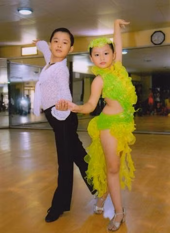 Năm 2007, Huyền dành huy chương bạc khiêu vũ quốc tế tại Malaysia dành cho lứa tuổi thiếu nhi.