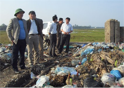 Phó chủ tịch UBND tỉnh Nguyễn Nhật kiểm tra, khảo sát hiện trạng bãi chôn lấp rác ở thị xã Hồng Lĩnh