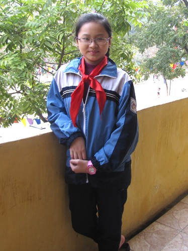 Cô liên đội trưởng trường tiểu học Nam Thành Công sở hữu một bộ huy chương khá đồ sộ. Ảnh: Hoàng Thùy. Cô liên đội trưởng trường tiểu học Nam Thành Công sở hữu một bộ huy chương khá đồ sộ. Ảnh: Hoàng Thùy.