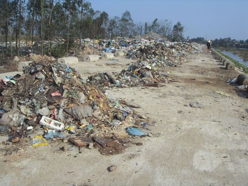 Rác được chất thành từng đống ngay trên tuyến đê tả Nghèn (Can Lộc)