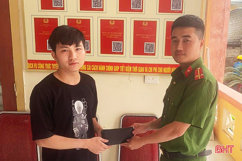 Công an xã Đan trường tiến hành trao trả lại toàn bộ tài sản cho anh Đạt. N2.jpg