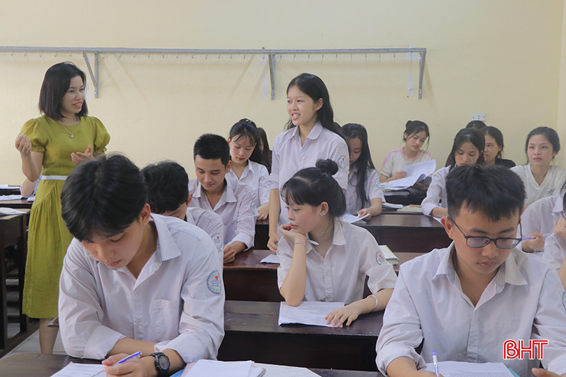 Giáo viên, học sinh Trường THPT Cẩm Bình tranh thủ thời gian miệt mài ôn tập. 1.1.jpg