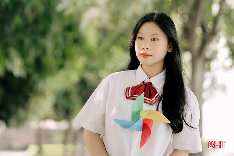 Trần Lê Khánh Linh - thủ khoa đầu vào môn Ngữ văn. 1.5.jpg