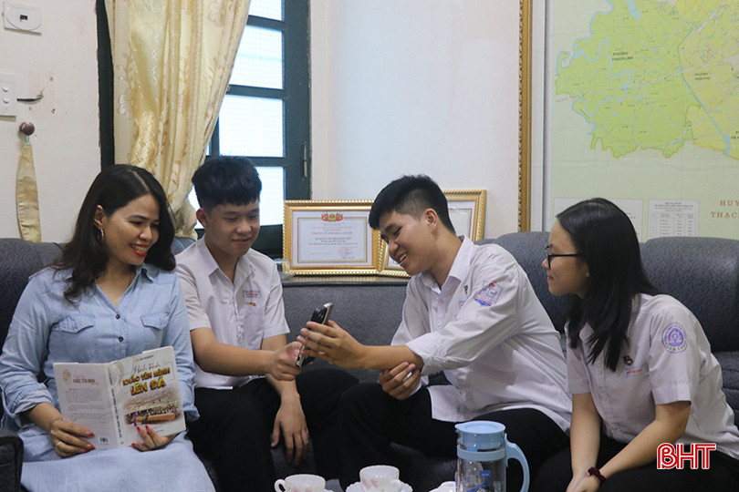 Các thủ khoa chia sẻ niềm vui với cô giáo sau khi có kết quả kỳ thi. 1.2.jpg