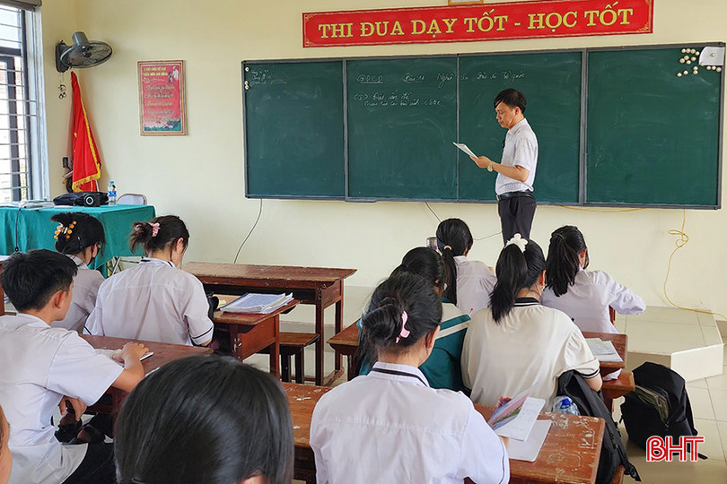 Việc tuyển sinh sớm tạo điều kiện cho thành phố Hà Tĩnh trong công tác chuẩn bị cơ sở vật chất, bố trí đội ngũ giáo viên. Ảnh: Giờ dạy học của giáo viên, học sinh Trường THCS Nguyễn Du. 1.1.jpg