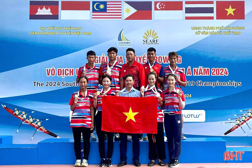 HLV Trần Anh Tú (áo xanh) và HLV Đường Thanh Bình (áo đỏ) cùng 8 VĐV Hà Tĩnh tại giải. 3.1.jpg