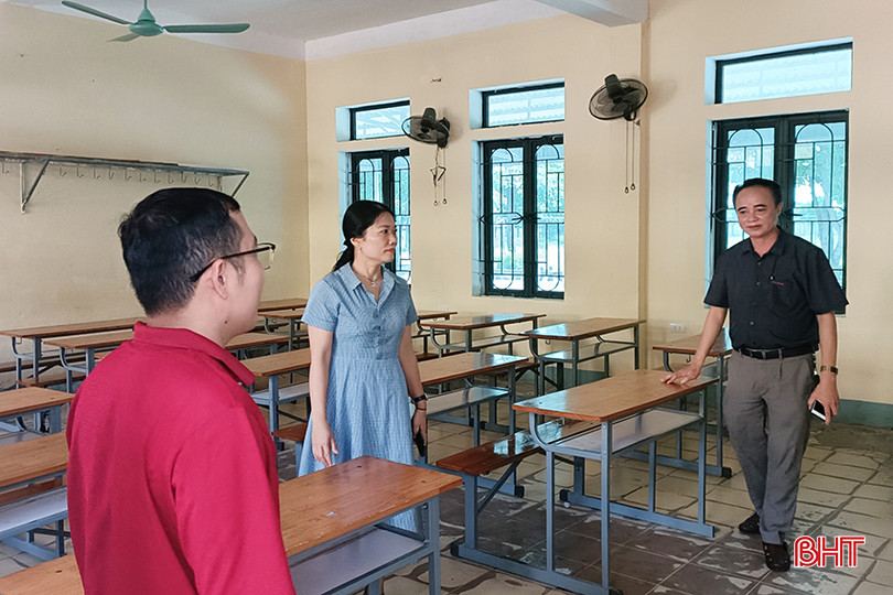Các điểm thi rà soát lại lần cuối cơ sở vật chất tại phòng thi. Ảnh chụp tại điểm thi Trường THPT Cẩm Bình (Cẩm Xuyên). 1.2.jpg