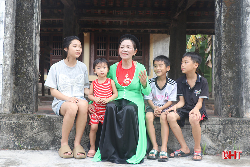 Nghệ nhân Ưu tú Nguyễn Thị Hà vẫn thường tập hát cho thế hệ trẻ ngay tại đình làng. 1.3.jpg