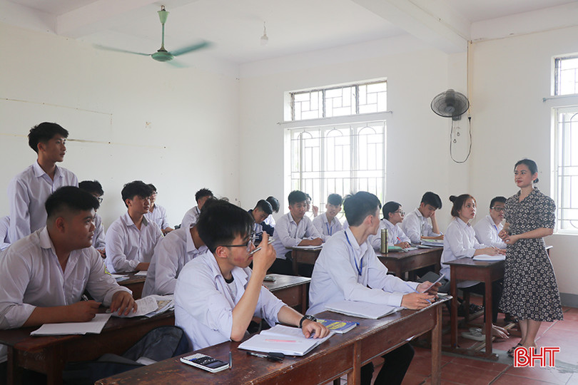 Trường THPT Thành Sen (thành phố Hà Tĩnh) có có 215/263 học sinh đăng ký tổ hợp KHXH. 1.4.jpg