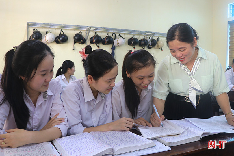 Giáo viên, học sinh Trường THPT Cẩm Bình (Cẩm Xuyên) ôn luyện kiến thức, chuẩn bị cho kỳ thi. 1.jpg