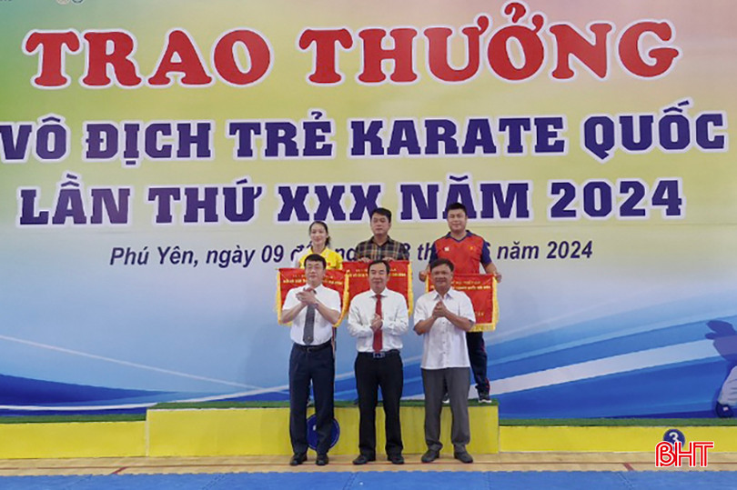 Đoàn Hà Tĩnh nhận cờ thứ ba toàn đoàn. 1.3.jpg