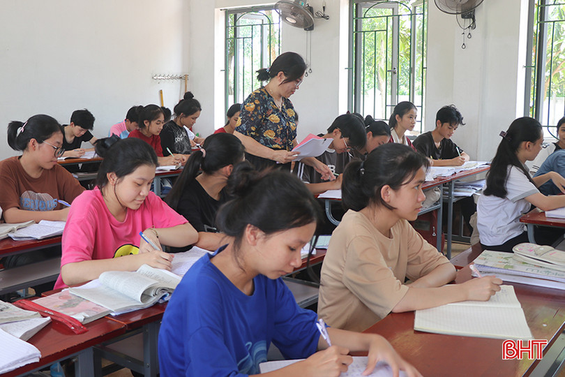 Giáo viên Trường THCS Tân Vịnh (Lộc Hà) hệ thống lại kiến thức cho các em trong buổi ôn tập. 1.1.jpg