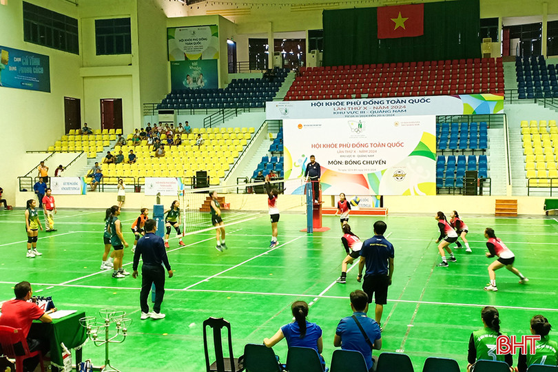 Trận chung kết bóng chuyền nữ THCS giữa đội Hà Tĩnh (áo đỏ) và đội Quảng Nam. 1.6.jpg