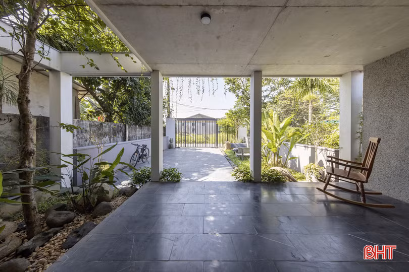 Khi khảo sát khu đất của gia đình, các KTS nhận thấy điểm chung trong kiến trúc các ngôi nhà ở địa phương đó là luôn có sân trước rộng, sau đó là hiên dài với lối đi vào nhà. Bên trong không gian sinh hoạt, ranh giới giữa trong và ngoài được phân định rõ nhờ hệ thống cửa. Từ đó, các KTS đã nghiên cứu và đề xuất giải pháp tái sử dụng kết cấu xuyên suốt và xây dựng lại không gian của ngôi nhà.