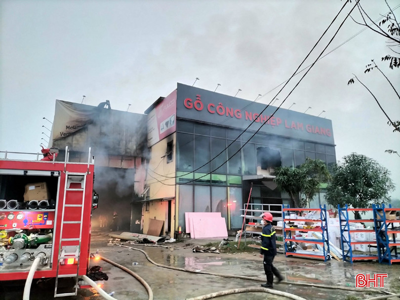 Vụ cháy tại xưởng dán giấy lên bề mặt gỗ ép thuộc Công ty Cổ phần đầu tư Lam Giang, xã Thạch Long, huyện Thạch Hà, vào ngày 17/1/2024. â.jpg