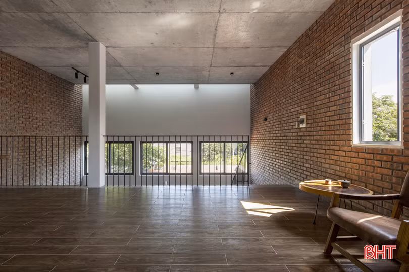 Các giải pháp thông gió, chiếu sáng và góc nhìn được tính toán dựa trên đặc điểm kết cấu không gian. Hệ thống cửa trước được mở tối đa để khai thác gió Nam mát mẻ vào nhà. Không khí được luân chuyển từ dưới lên trên và từ trước ra sau nhờ hệ thống cửa mở trên mái và phía sau nhà.