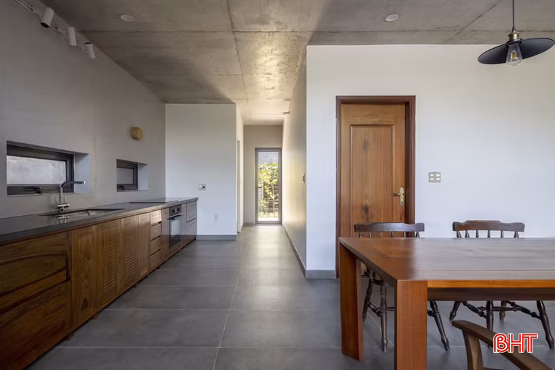 Để cân đối được bài toán về kinh tế và thẩm mỹ, các KTS đã chọn phong cách kiến trúc thô mộc giản dị, sử dụng vật liệu xây dựng phổ thông, tính toán công năng và diện tích vừa đủ cho 2 vợ chồng và trẻ nhỏ