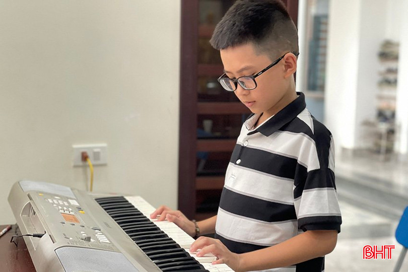 Ngoài giờ học, Duy Kiên có sở thích chơi đàn piano. Ngoài giờ học, Duy Kiên có sở thích chơi đàn piano.