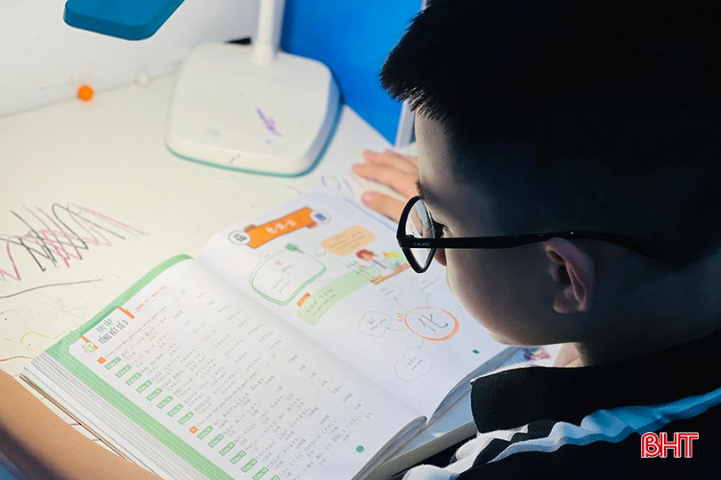 Ngoài tiếng Anh, Duy Kiên còn được bố mẹ cho làm quen với tiếng Trung và tiếng Nhật. Ngoài tiếng Anh, Duy Kiên còn được bố mẹ cho làm quen với tiếng Trung và tiếng Nhật.
