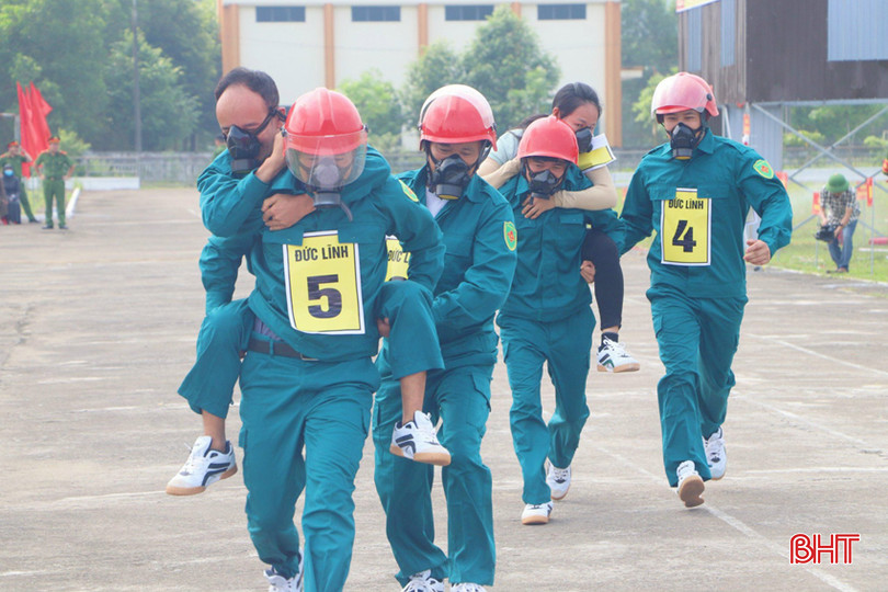 Nội dung thi gồm 2 phần lý thuyết trả lời câu hỏi về kiến thức PCCC và cứu nạn, cứu hộ; thực hành chữa cháy, cứu người và di chuyển tài sản đối với loại hình nhà để ở kết hợp sản xuất, kinh doanh. 3.jpg