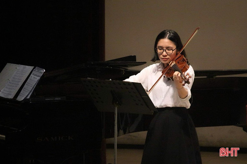 Ngọc Sương có thể chơi thành thạo nhiều loại nhạc cụ như violin, piano, sáo… z5377408415419_087b23b2e13d51c9e65cf8189a348e86.jpg
