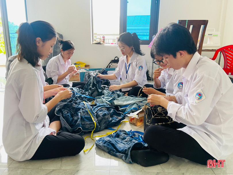 Đăng Nguyên nhận được nhiều sự hỗ trợ từ các bạn học để hoàn thiện bộ sưu tập thời trang tái chế. z5376278435716_004_feabfc77971160ad19b5fb2d8bf1bee6.jpg