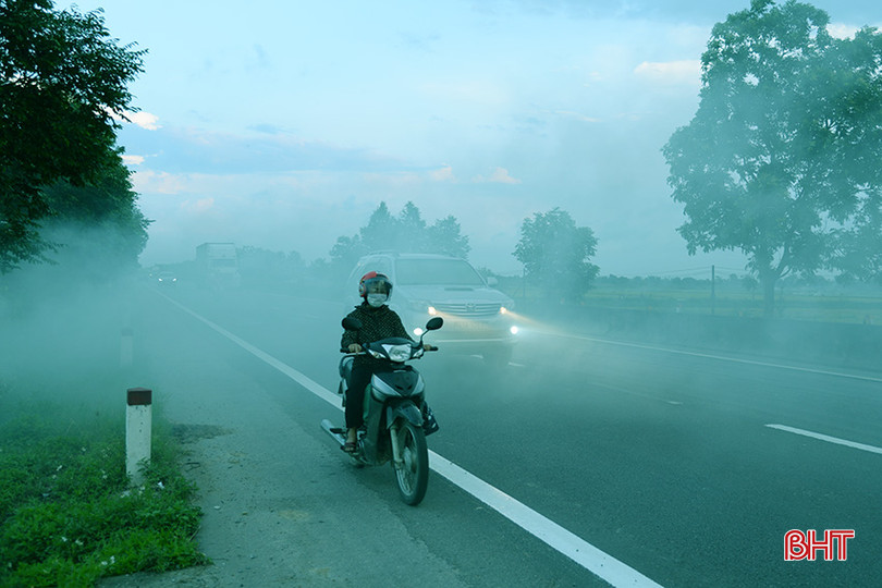 Chị Nguyễn Thị Hằng (người dân xã Thiên Lộc) bức xúc: “Khói bụi từ các cánh đồng tràn ra đường khiến tôi rất khó để nhận diện những phương tiện đi phía trước. Để đảm bảo an toàn, tôi thường chủ động giảm tốc độ, bật đèn, di chuyển sát lề đường bên phải. Ngoài ra, người đi xe máy như chúng tôi còn phải chịu mùi khét từ việc đốt đồng này”.