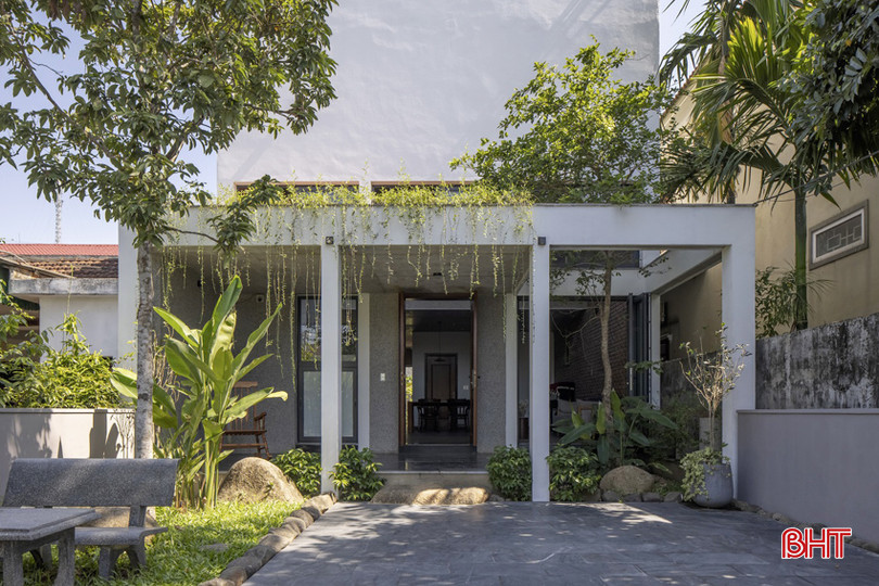 Theo chia sẻ của Dom Architect Studio, đây là ngôi nhà của một vợ chồng trẻ và con gái 5 tuổi. Thời gian tới gia đình sẽ có thêm thành viên nhưng họ không muốn xây những phòng ngủ được thiết kế sẵn, đồng thời đảm bảo chi phí xây dựng ở mức tối thiểu.