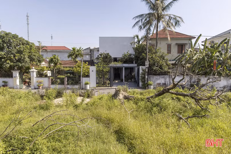 Ngôi nhà được đặt tên Phong House do Công ty Kiến trúc Dom Architect Studio (TP Hà Tĩnh) thiết kế, có diện tích 190 m2, mặt tiền hướng Nam.