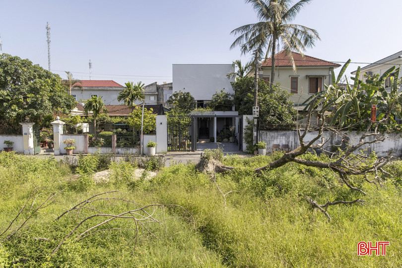 Ngôi nhà được đặt tên Phong House do Công ty Kiến trúc Dom Architect Studio (TP Hà Tĩnh) thiết kế, có diện tích 190 m2, mặt tiền hướng Nam.