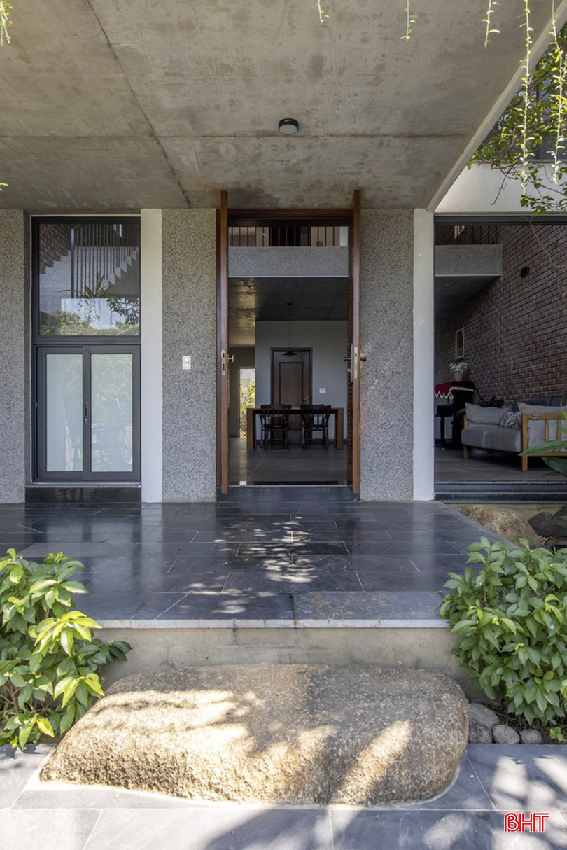 Cấu trúc ngôi nhà được sắp xếp theo nhiều tỷ lệ, với độ sâu và chiều cao khác nhau. Toàn bộ không gian sinh hoạt chung được mở ra thiên nhiên thông qua các khoảng hiên dài, nhờ vậy, ánh sáng tự nhiên gián tiếp đi vào cũng vừa phải và dễ chịu