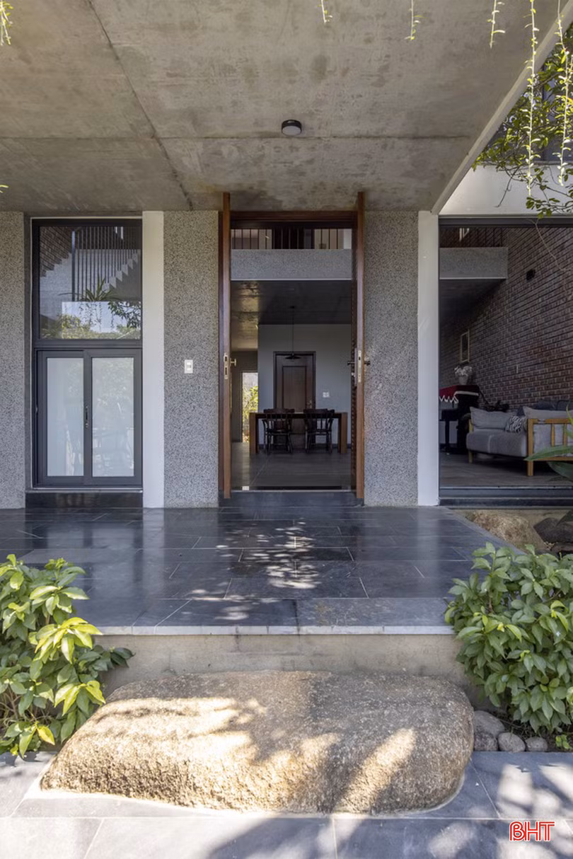 Cấu trúc ngôi nhà được sắp xếp theo nhiều tỷ lệ, với độ sâu và chiều cao khác nhau. Toàn bộ không gian sinh hoạt chung được mở ra thiên nhiên thông qua các khoảng hiên dài, nhờ vậy, ánh sáng tự nhiên gián tiếp đi vào cũng vừa phải và dễ chịu