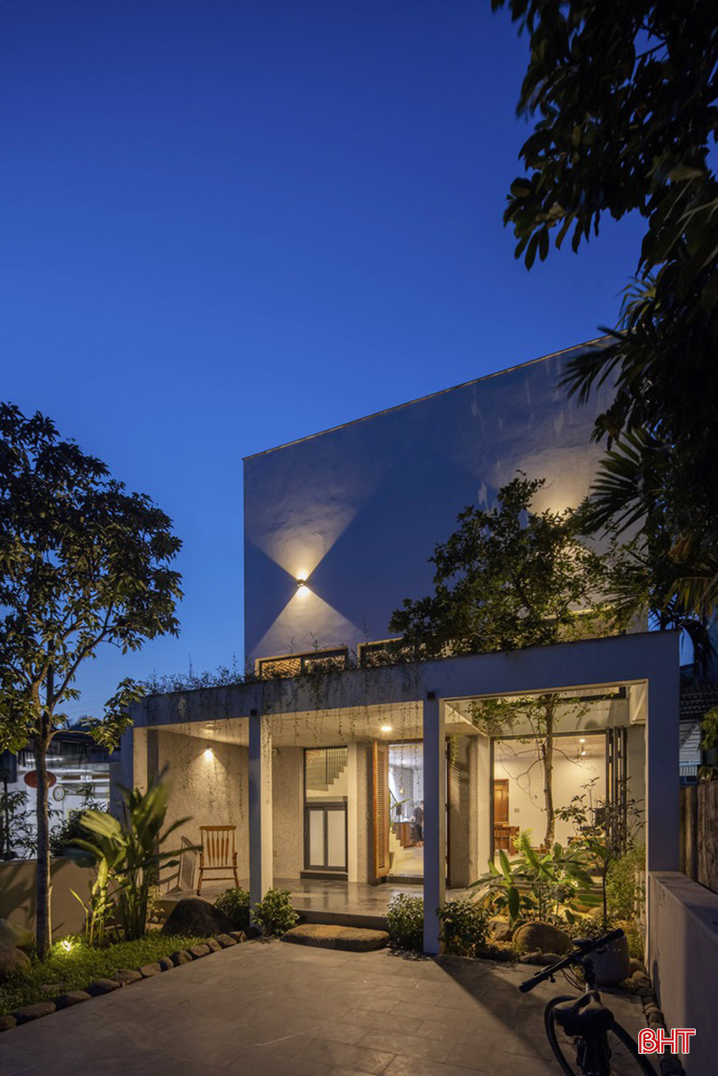 KTS Nguyễn Anh Đức chia sẻ: &quot;Chúng tôi hy vọng ngôi nhà dành cho thế hệ mới vẫn giữ được nét truyền thống của các thế hệ trước. Không gian của ngôi nhà sẽ thay đổi theo nhu cầu trong tương lai nhưng vẫn giữ được bản chất của kết cấu nhà ở bản địa mà chúng tôi xây dựng&quot;.