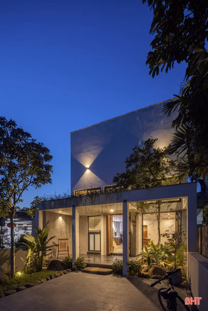 KTS Nguyễn Anh Đức chia sẻ: "Chúng tôi hy vọng ngôi nhà dành cho thế hệ mới vẫn giữ được nét truyền thống của các thế hệ trước. Không gian của ngôi nhà sẽ thay đổi theo nhu cầu trong tương lai nhưng vẫn giữ được bản chất của kết cấu nhà ở bản địa mà chúng tôi xây dựng".