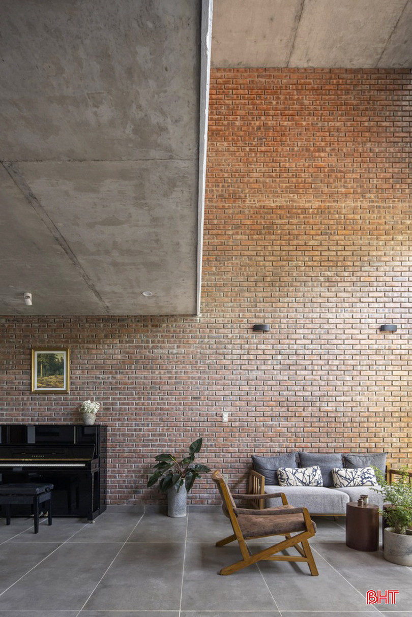 Giải pháp này tạo ra sự kết nối mạnh mẽ cho không gian trong ngôi nhà bằng cách phân định rõ các yếu tố giữa không gian chung và riêng, bên trong và bên ngoài. Từ đó tạo ra yêu cầu về một không gian (phòng ngủ) riêng biệt trong tương lai.