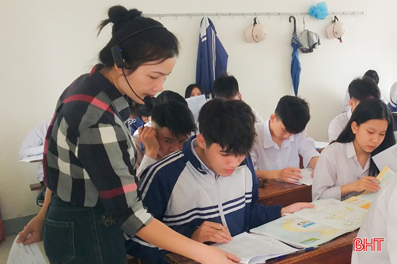 Giáo viên Trường THPT Thành Sen (TP Hà Tĩnh) hướng dẫn học sinh luyện đề. 1.5.jpg