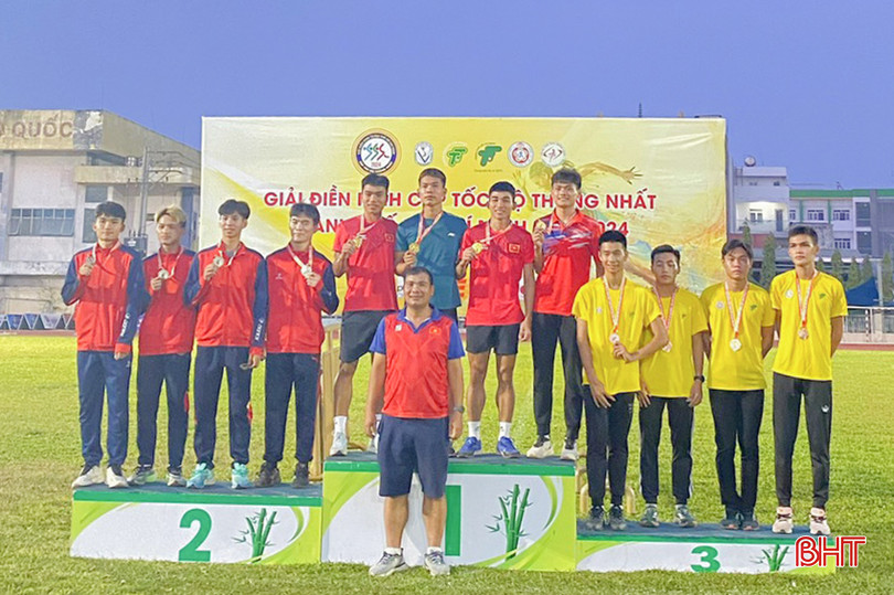 Các VĐV: Nguyễn Quốc Hảo, Lê Ngọc Phúc, Phan Văn Hải, Trần Đình Sơn (bục số 1) giành HCV nội dung 4x400m nam, hệ đội tuyển. 2.jpg
