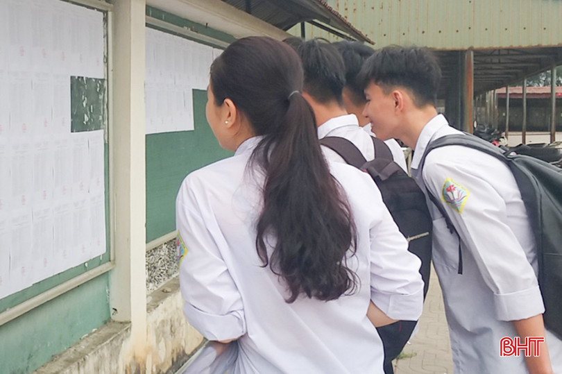 Học sinh Trường THPT Thành Sen (TP Hà Tĩnh) xem sơ đồ phòng thi. 11.jpg