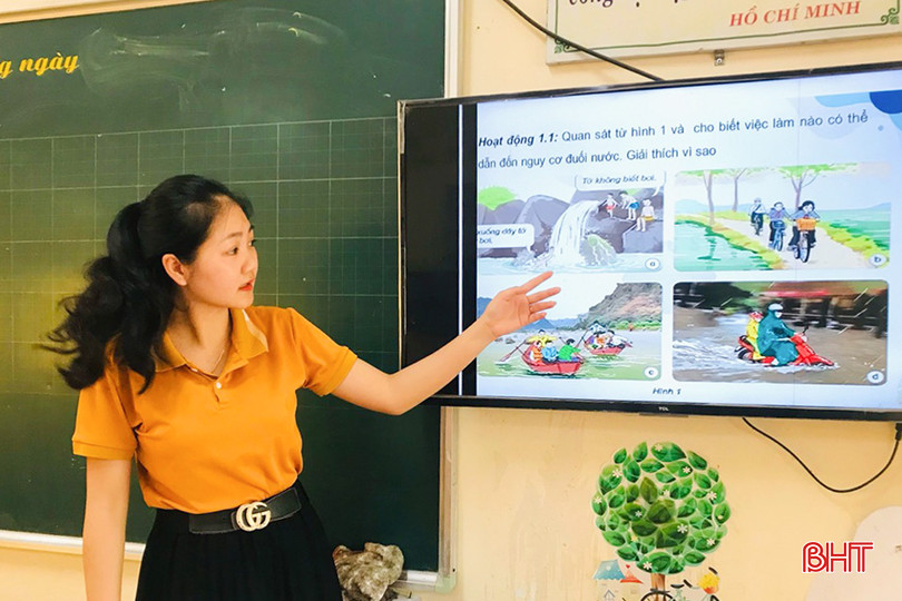 Giáo viên Trường Tiểu học Thạch Đài (Thạch Hà) tuyên truyền phòng, chống đuối nước cho học sinh trong 15 phút đầu giờ. 1.5.jpg