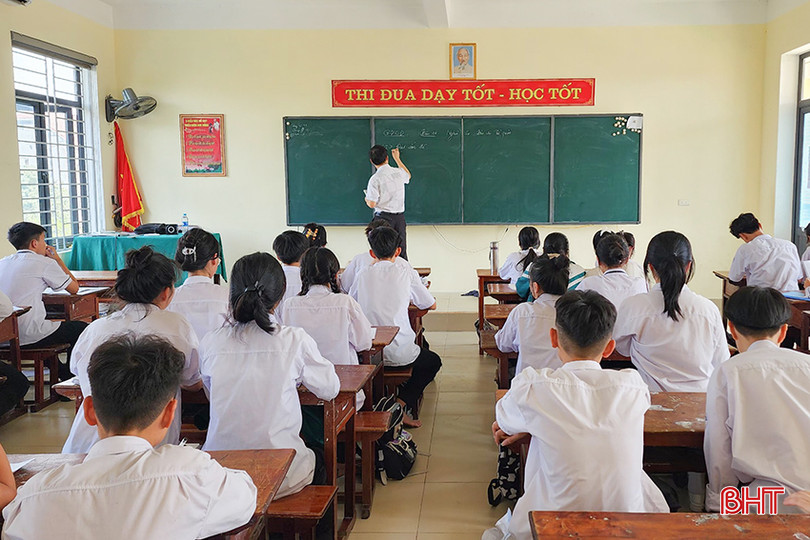 Giáo viên Trường THCS Nguyễn Du (TP Hà Tĩnh) tăng cường ôn luyện kiến thức, chữa đề cho học sinh. 1.2.jpg