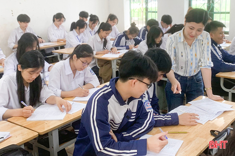 Trước kỳ thi thử, các trường đã trang bị đầy đủ kiến thức, kỹ năng cho học sinh lớp 12. 12.jpg
