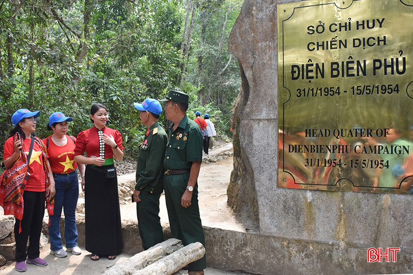 Nhiều cựu chiến binh, du khách tham quan Sở Chỉ huy Chiến dịch Điện Biên Phủ trong những ngày tháng 4. 1.1.jpg