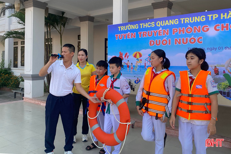 Học sinh Trường THCS Quang Trung (TP Hà Tĩnh) được các thầy cô hướng dẫn cách mặc áo phao, sử dụng phao bơi. 1.1.jpg