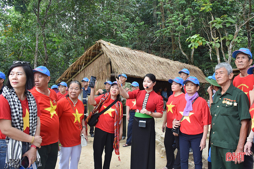 Dịp này, mỗi ngày, Khu di tích đón hơn 1 ngàn lượt khách từ mọi miền Tổ quốc đến tham quan. 1.2.jpg
