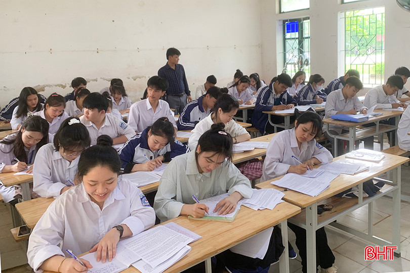 Học sinh Trường THPT Phúc Trạch (Hương Khê) sẵn sàng kiến thức cho kỳ thi thử. 1.1.jpg