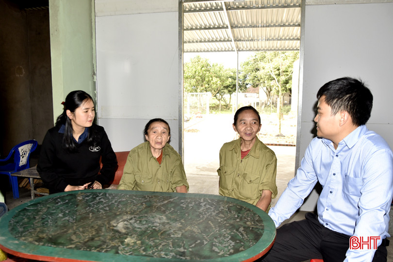 Cán bộ Phòng LĐ-TB&XH và phường Đức Thuận thăm hỏi, động viên chị em bà Phan Thị Vận ở TDP Thuận Hồng vượt qua hoàn cảnh, ổn định cuộc sống. DT_DSC6612.jpg